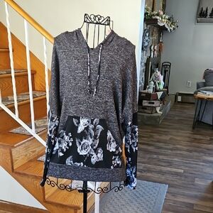 👚Eldridge Gray Floral Accent Hoodie